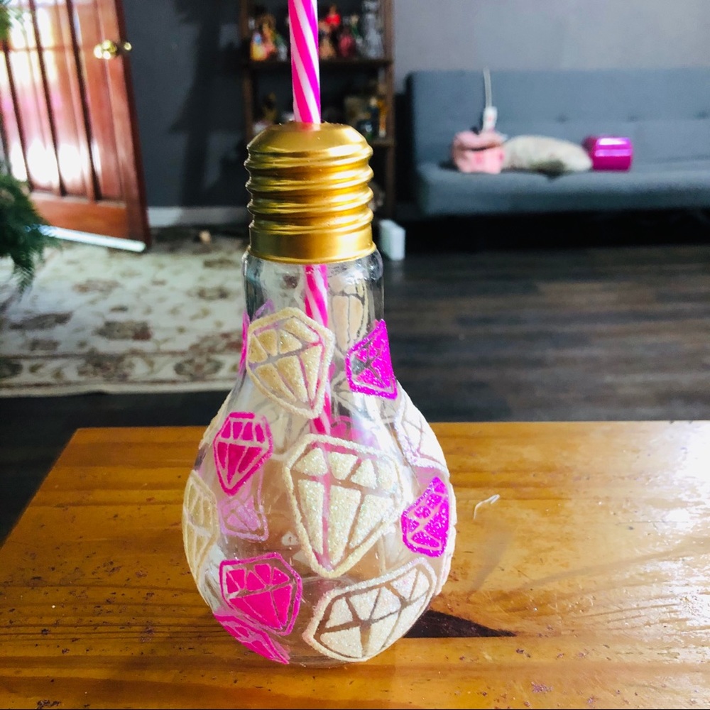 Light bulb diamond straw cup